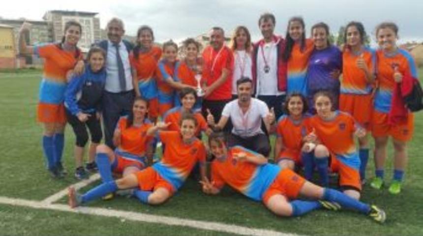 Belediye Gen&ccedil; Kızlar Kadın Futbol Takımı İlk 8&rsquo;de