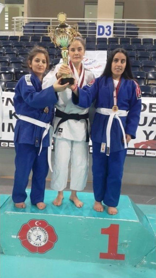 Türkiye Judo Şampiyonası’nda Zafer Nilüfer’in