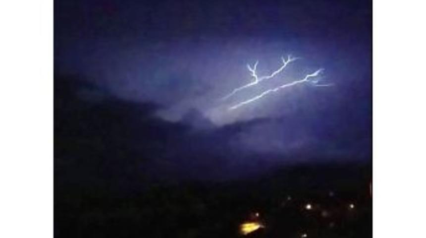 Şimşeklerin Dansı İzleyenleri B&uuml;y&uuml;ledi