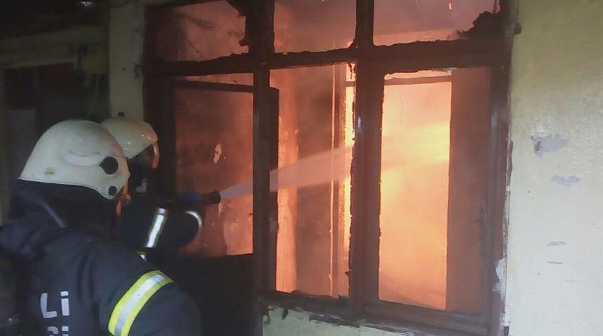 Bir Anda Dumanların Y&uuml;kseldiği Ev Alev Alev Yandı