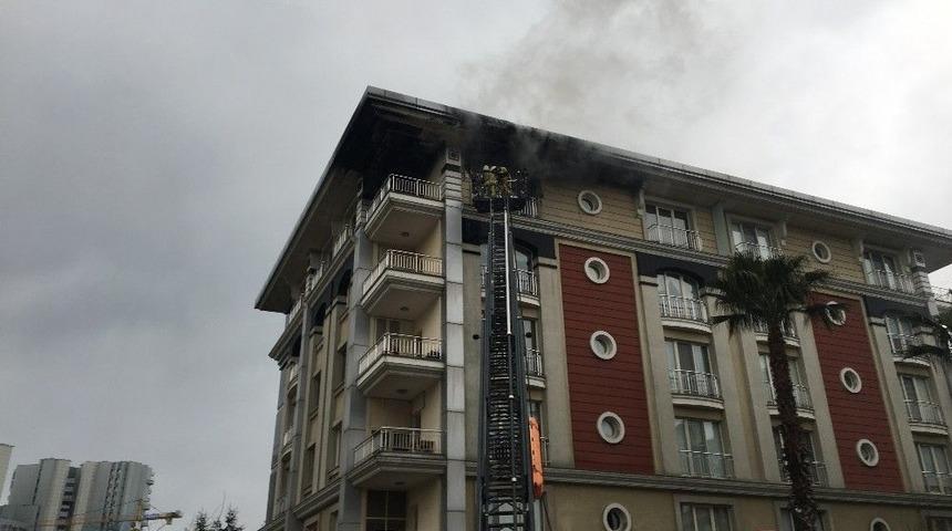 Atak&ouml;y Konaklarında Bir Ev Alev Alev Yandı