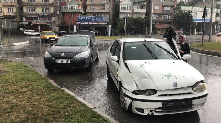 Şiddetli Yağmur Kazayı Da Beraberinde Getirdi: 2 Yaralı