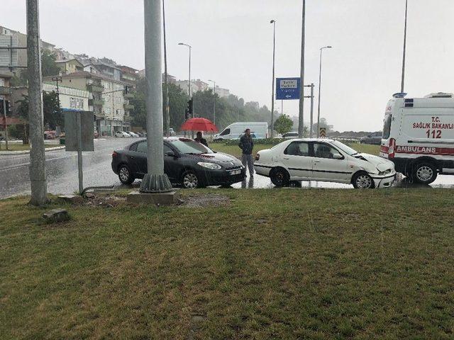 Şiddetli Yağmur Kazayı Da Beraberinde Getirdi: 2 Yaralı