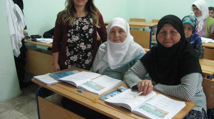 Pazaryeri&rsquo;nde Okuma Yazma Kurslarına Akraba İlgisi Arttı