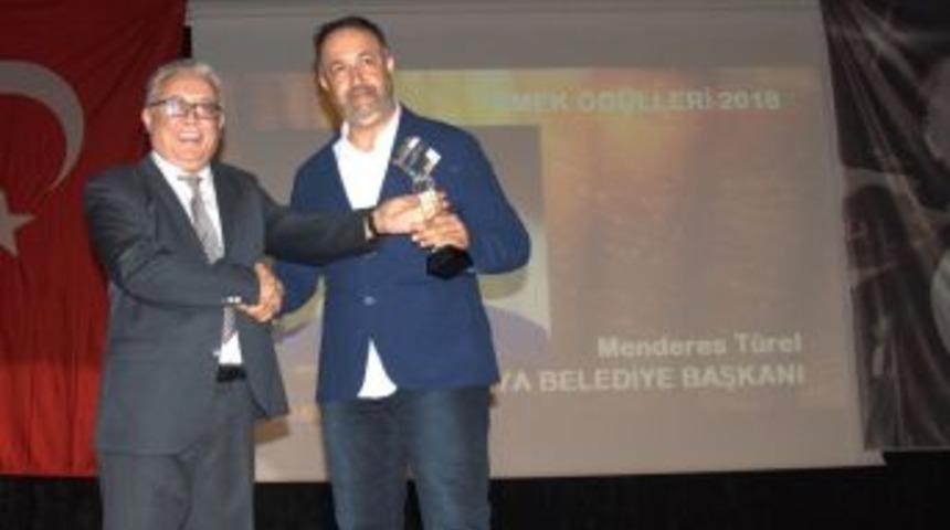 Tiyatrocular T&uuml;rel&rsquo;i &Ouml;d&uuml;llendirdi