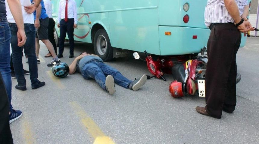 Motosiklet Otob&uuml;se &Ccedil;arptı: 1 Yaralı