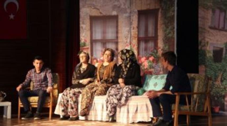 Gen&ccedil; Tiyatrocular Yarışıyor