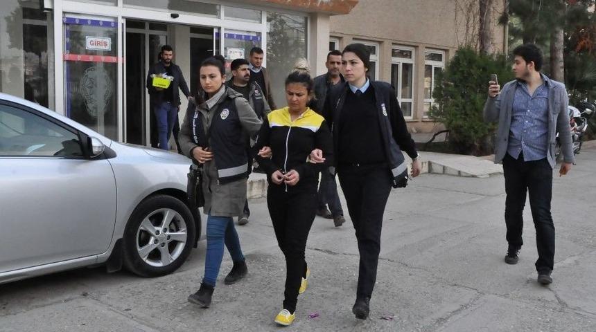 7 Su&ccedil;tan Sabıkalı Kadın Tutuklandı