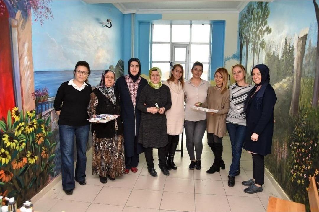 Altındağlı Kadınlar Okul Koridorlarına Resim Yaptı