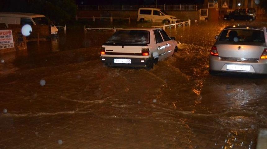Sokaklar G&ouml;le D&ouml;nd&uuml;, &Ccedil;ok Sayıda Ara&ccedil; Sular Altında Kaldı
