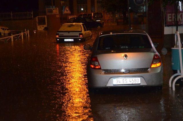 Sokaklar Göle Döndü, Çok Sayıda Araç Sular Altında Kaldı