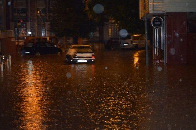 Sokaklar Göle Döndü, Çok Sayıda Araç Sular Altında Kaldı