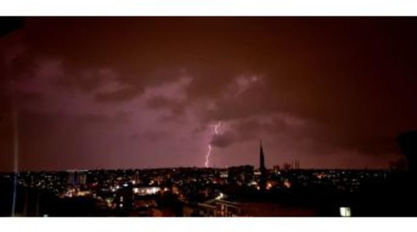 İstanbul&rsquo;da G&ouml;ky&uuml;z&uuml;n&uuml; Şimşekler Aydınlattı