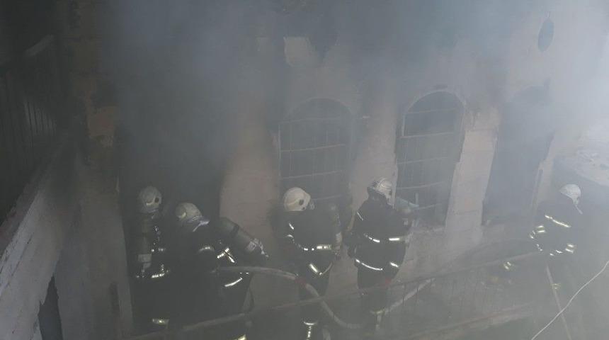 İtfaiye Ekipleri Yavru K&ouml;peği Alevlerin Arasından Kurtardı