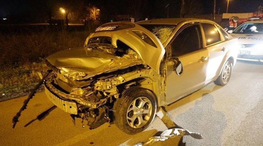 Işık İhlali Yaptığı İleri S&uuml;r&uuml;len Otomobil İle Kamyon &Ccedil;arpıştı: 1 Yaralı