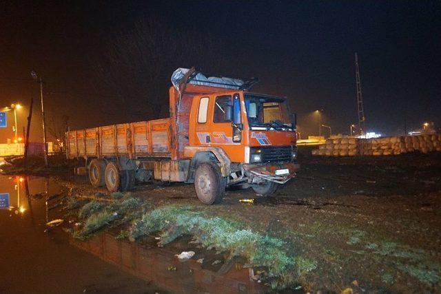 Işık İhlali Yaptığı İleri S&uuml;r&uuml;len Otomobil İle Kamyon &Ccedil;arpıştı: 1 Yaralı 2