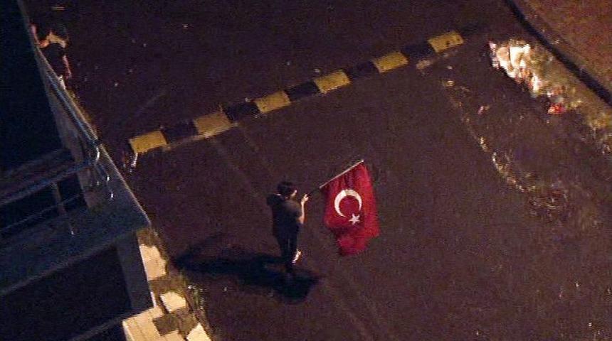 Bayrak Sevgisi Yağmur Tanımadı