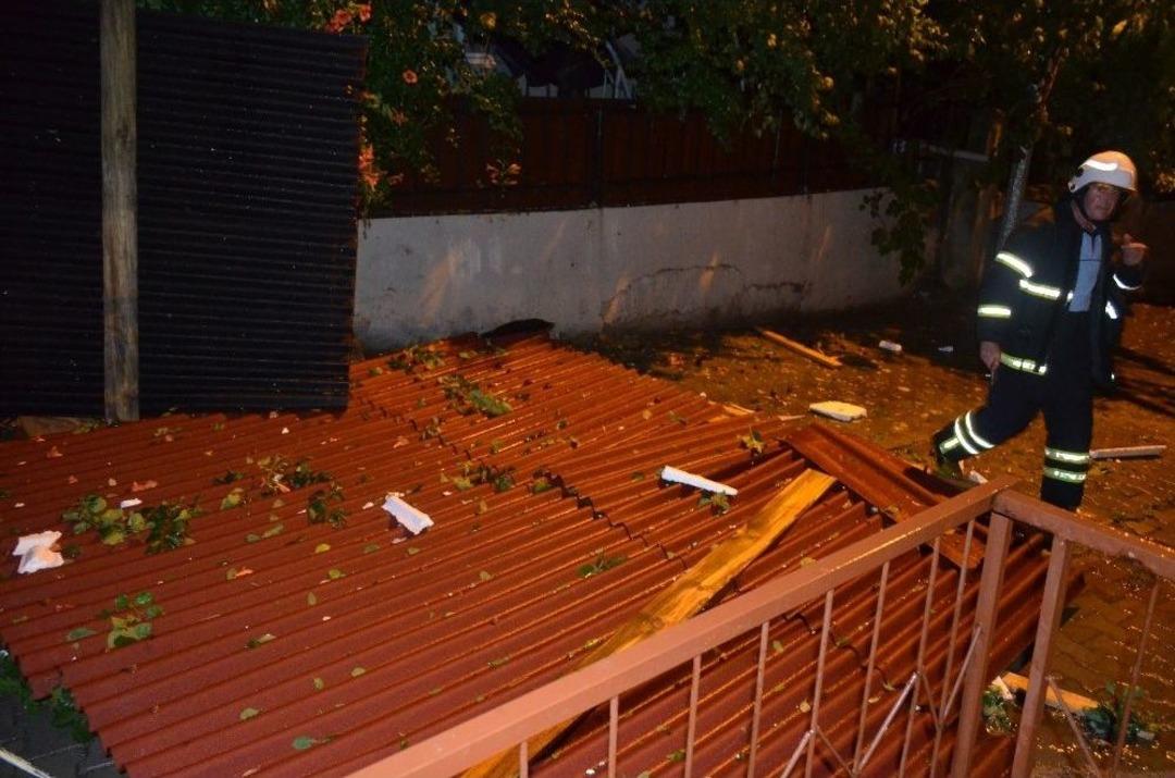 Tekirdağ&rsquo;da Şiddetli Fırtına: Ağa&ccedil;lar Devrildi, &Ccedil;atılar U&ccedil;tu