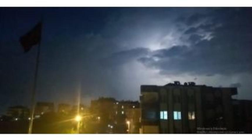 Bursa&rsquo;da Şimşekler Geceyi Aydınlattı