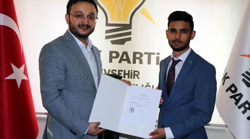 &Uuml;niversite &Ouml;ğrencisi Milletvekili Aday Adayı Oldu