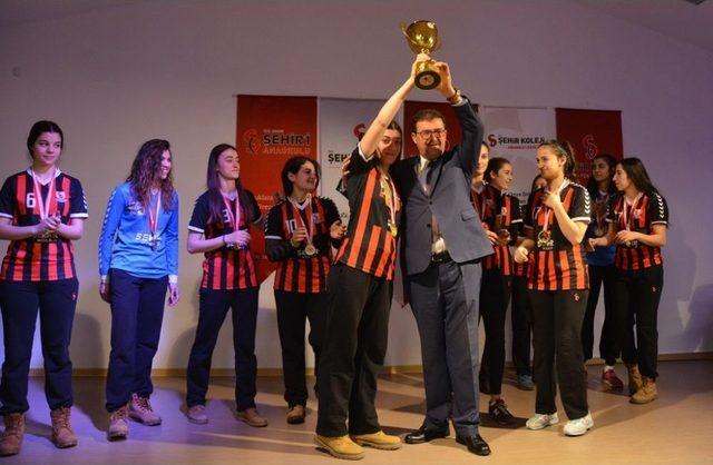 İl Milli Eğitim M&uuml;d&uuml;r &Ouml;zen&rsquo;den D&uuml;nya Liseliler Hentbol Şampiyonası&rsquo;na Katılacak &Ouml;ğrencilere Moral Ziyareti 1