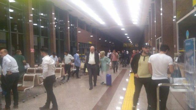 Aşırı Yağış Sebebiyle İstanbul’a İnemeyen Uçaklar Bursa’ya İndi 2