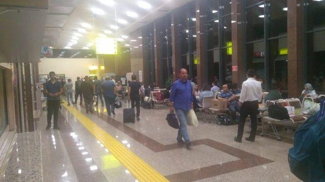 Aşırı Yağış Sebebiyle İstanbul’a İnemeyen Uçaklar Bursa’ya İndi 3