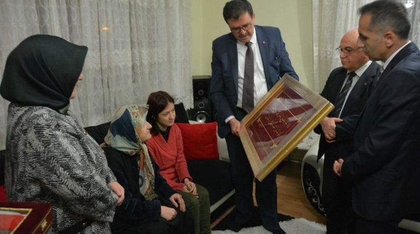 Bakan Yılmaz Tarafından G&ouml;nderilen Emanetler Şehit Ailesine Teslim Edildi