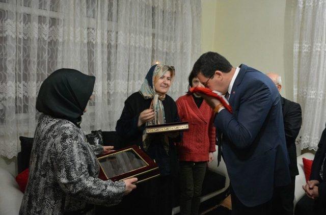 Bakan Yılmaz Tarafından G&ouml;nderilen Emanetler Şehit Ailesine Teslim Edildi 1