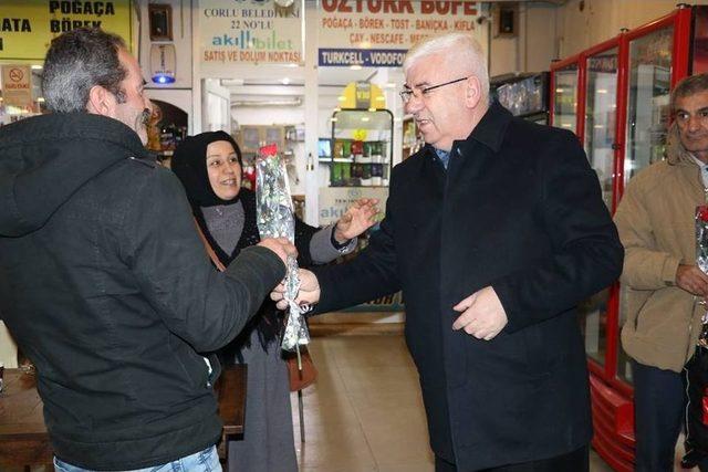 Başkan Y&uuml;ksel, Sevgililer G&uuml;n&uuml; Dolayısıyla Vatandaşlara &Ccedil;i&ccedil;ek Dağıttı 1