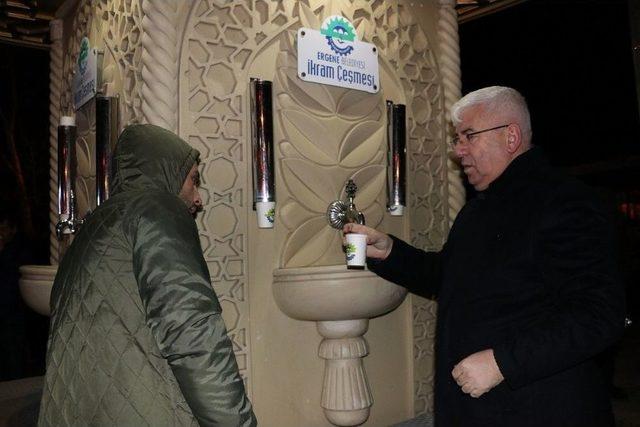 Başkan Y&uuml;ksel, Sevgililer G&uuml;n&uuml; Dolayısıyla Vatandaşlara &Ccedil;i&ccedil;ek Dağıttı 2