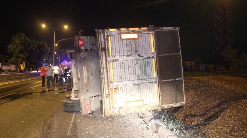 Devrilen Tırın S&uuml;r&uuml;c&uuml;s&uuml; Aracını Bırakıp Ka&ccedil;tı