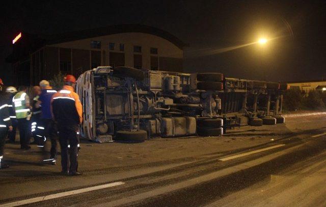 Devrilen Tırın Sürücüsü Aracını Bırakıp Kaçtı