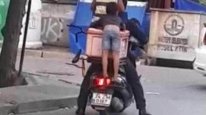 (&ouml;zel) Maltepe&rsquo;de &Ccedil;ocukların Motosiklet &Uuml;zerindeki Tehlikeli Yolculuğu Kamerada