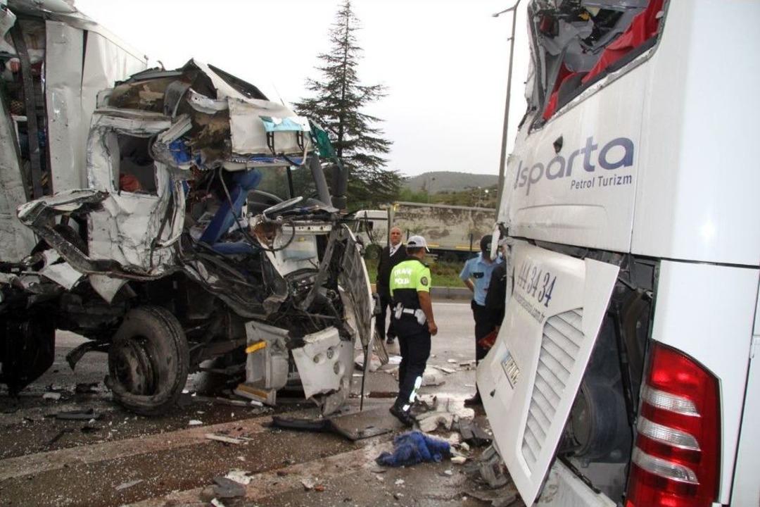Isparta&rsquo;da Kamyon Yolcu Otob&uuml;s&uuml;ne &Ccedil;arptı: 7 Yaralı