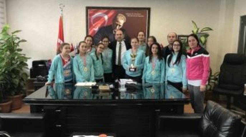 Şampiyon Voleybolcular Başarılını M&uuml;d&uuml;r &Uuml;zg&uuml;n İle Paylaştı