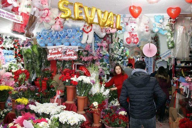 Yozgatlı Aşıklar Gül Ve Orkideyi Tercih Etti.