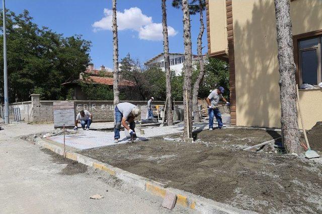 Erzincan Belediyesi Karaağaç Kur’an Kursu’nun Çevre Düzenlemesini Yapıyor