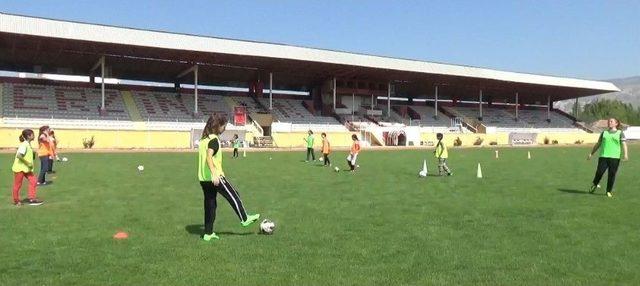 Erzincan’da Kızlar Futbolla Tanışıyor