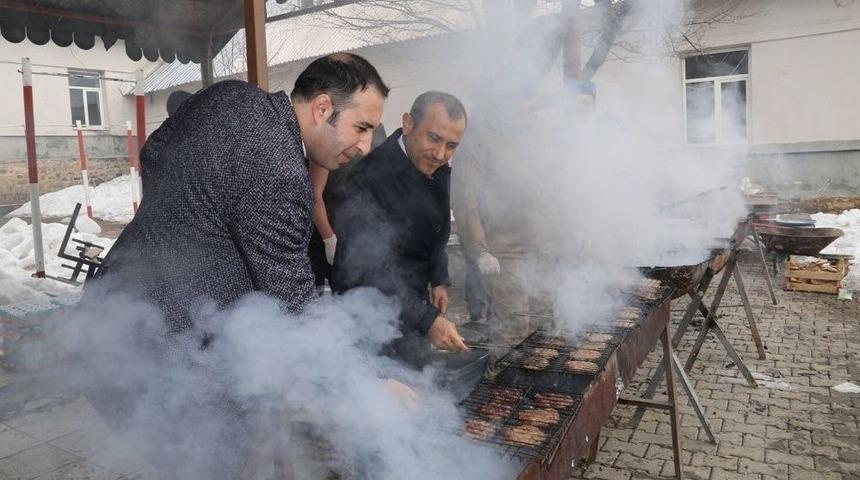Vali Sonel Mehmet&ccedil;iğe Mangal Yaptı