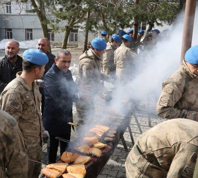 Vali Sonel Mehmetçiğe Mangal Yaptı