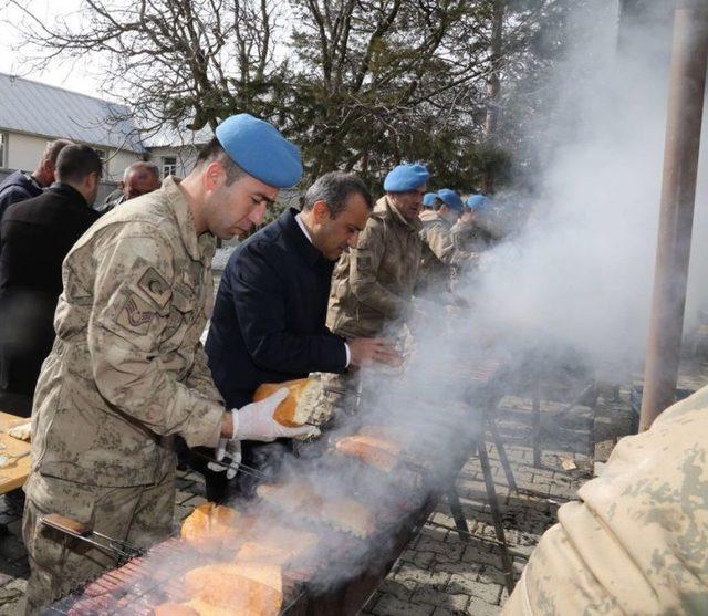 Vali Sonel Mehmetçiğe Mangal Yaptı