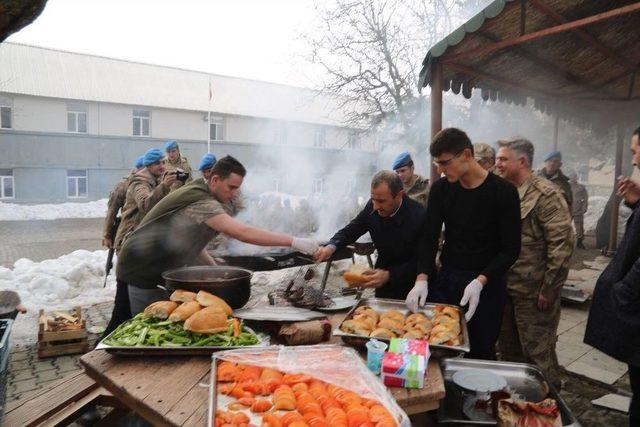 Vali Sonel Mehmetçiğe Mangal Yaptı