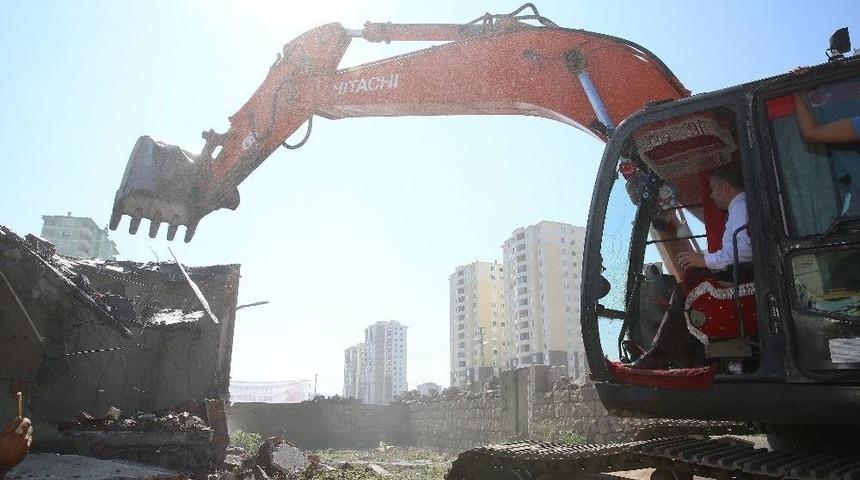 Başkan &Ccedil;elik, Orgeneral Hulusi Akar Bulvarı&rsquo;ndaki Yıkımda Kep&ccedil;e Kullandı