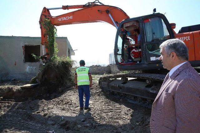 Başkan Çelik, Orgeneral Hulusi Akar Bulvarı’ndaki Yıkımda Kepçe Kullandı