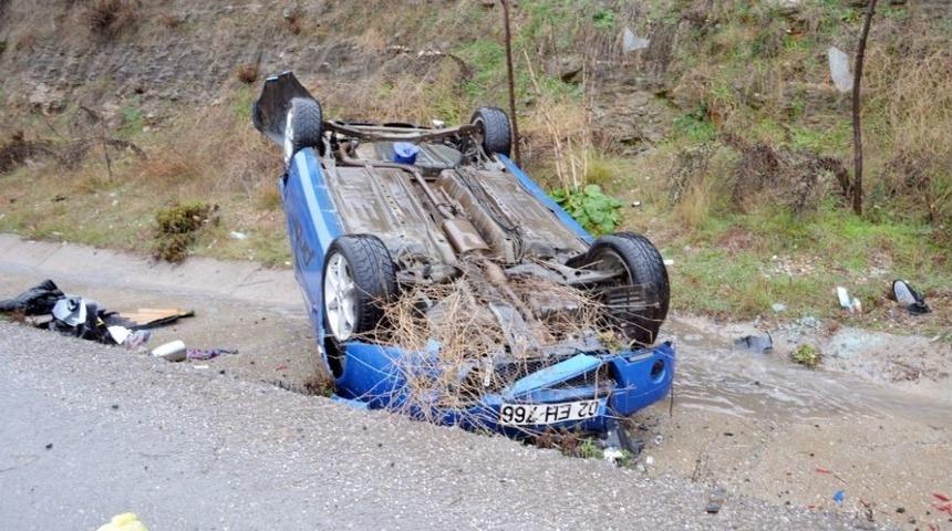 Devrilen Otomobilde 2 Kişi Yaralandı