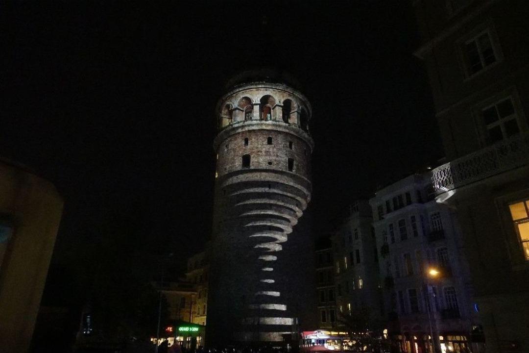 Başkan Uysal, Galata Kulesindeki Video Mapping G&ouml;sterisini Gen&ccedil;lerle İzledi