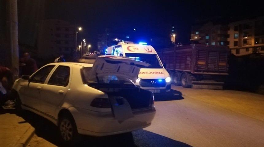 Kontrolden &Ccedil;ıkan Otomobil Elektrik Direğine &Ccedil;arptı: 2 Yaralı