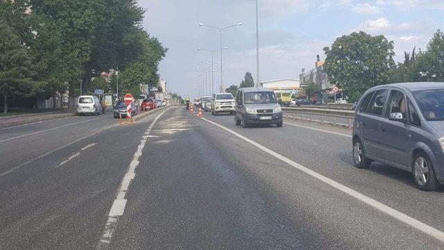 (özel) Yola Akan Hidrolik Yağ Trafiği Kilitledi