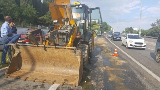 (özel) Yola Akan Hidrolik Yağ Trafiği Kilitledi